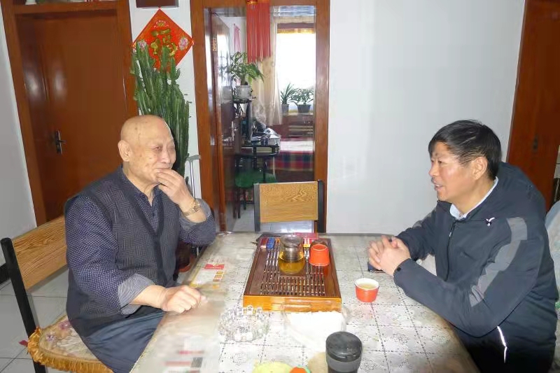 春節(jié)前夕公司黨委委員、副總經(jīng)理王潤貴代表公司黨委班子看望軍轉(zhuǎn)干部余永升，送去米、面等慰問品。
