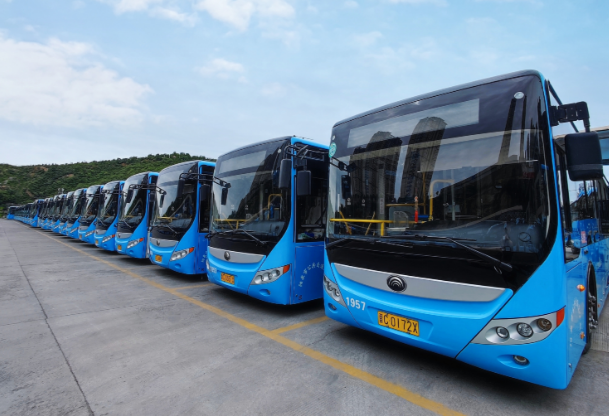 路遇大貨車輪胎起火，6路公交車駕駛員王曉春果斷施以援手 --“我車上的3個滅火器都用完了”